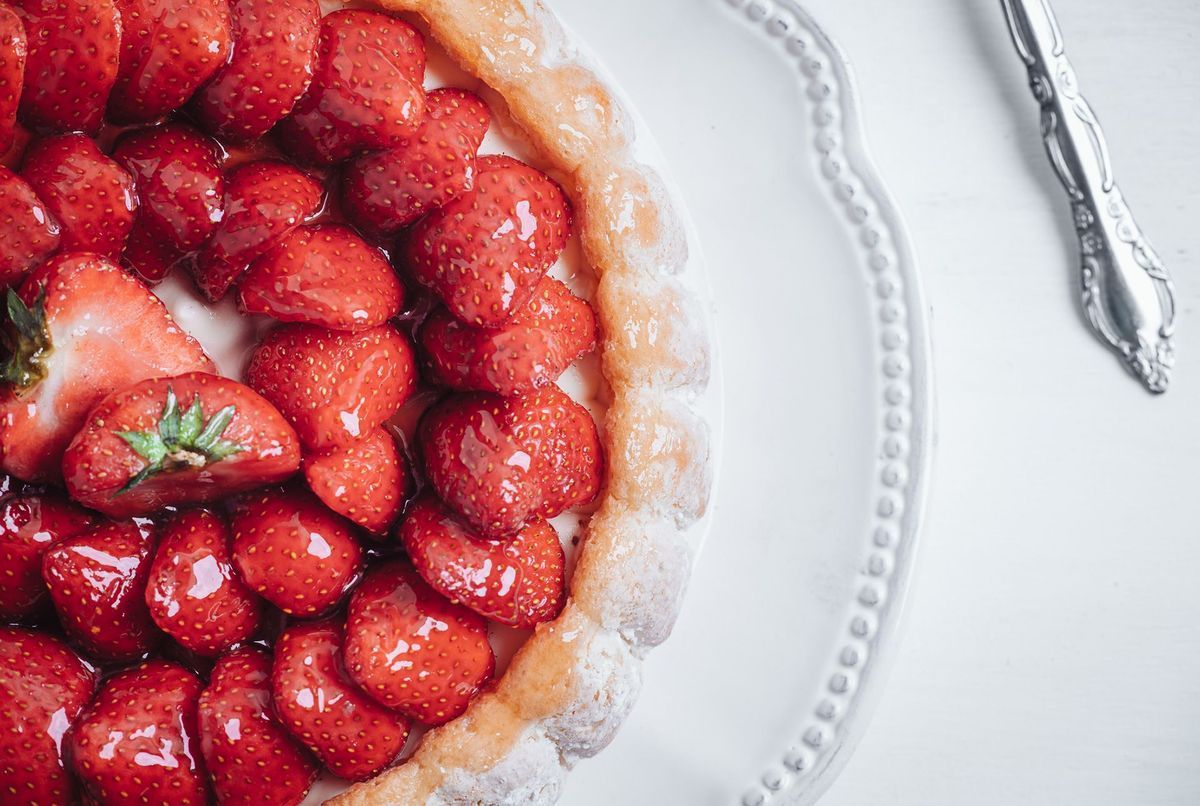 Cette recette de charlotte aux fraises, à faire en 15 minutes, est parfaite pour changer de la classique tarte aux fraises