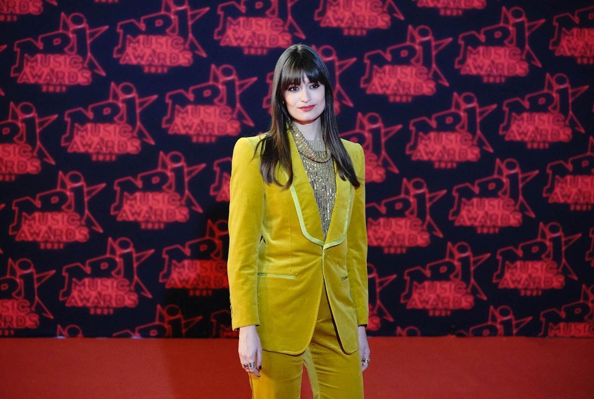 « Je tremble tout le temps » : Clara Luciani touchante en évoquant sa maladie neurologique