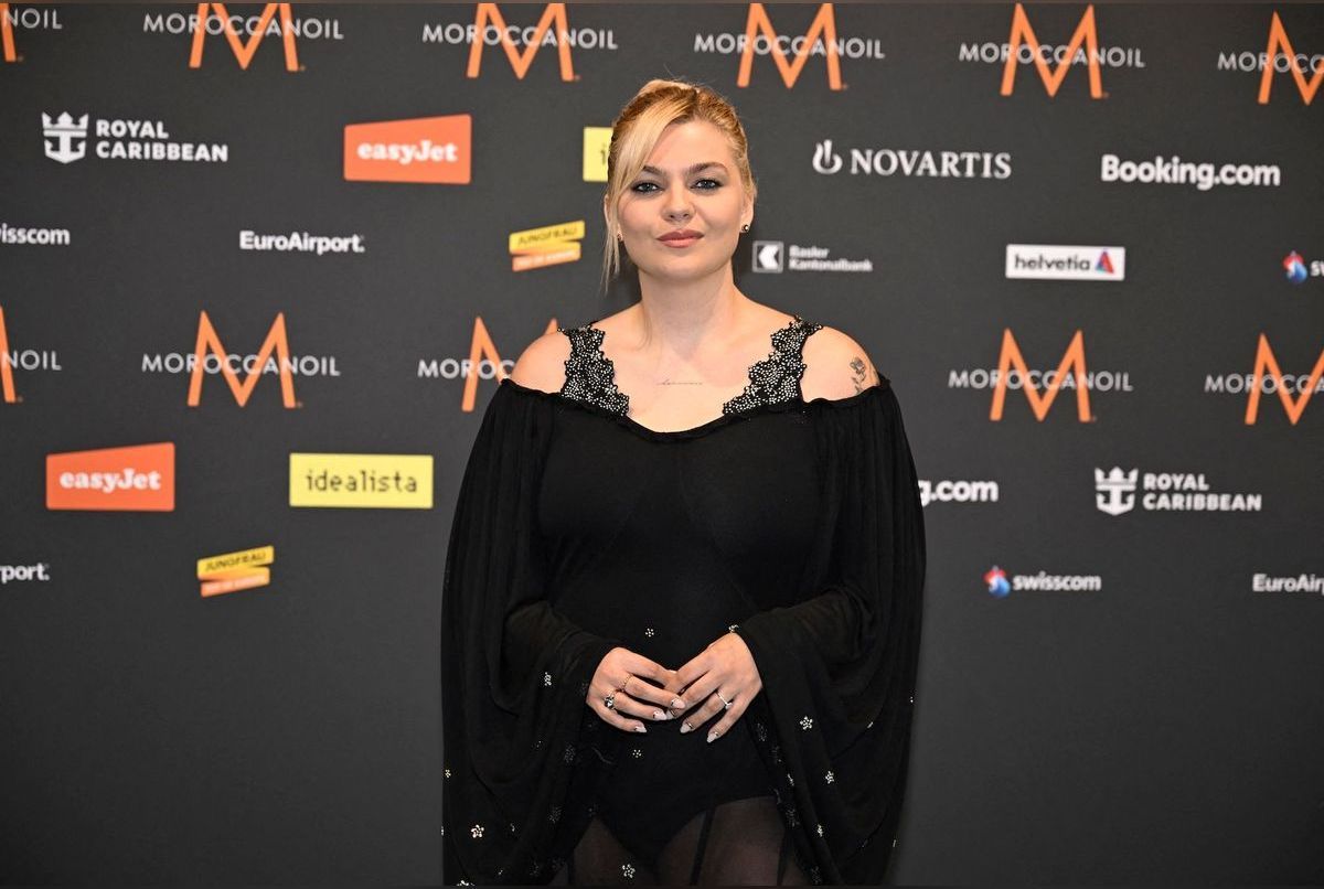 Louane x Crocs : la chanteuse revisite ces chaussures iconiques dans une collection exclusive
