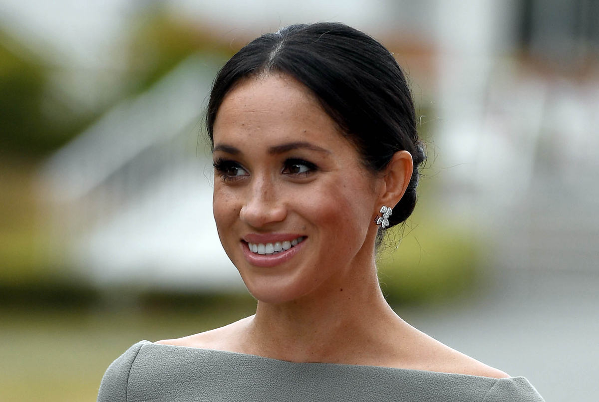 Meghan Markle adopte le must-have de la saison : un pantalon en soie à retrouver chez Mango à moins de 50 €