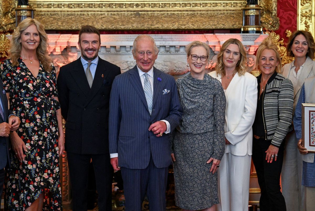 En robe fleurie, Meryl Streep rend hommage à Elizabeth II pour aller à ...