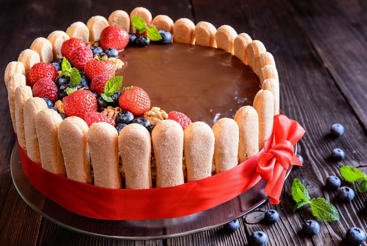 Cette charlotte chocolat-framboises va devenir votre dessert préféré du printemps 2026