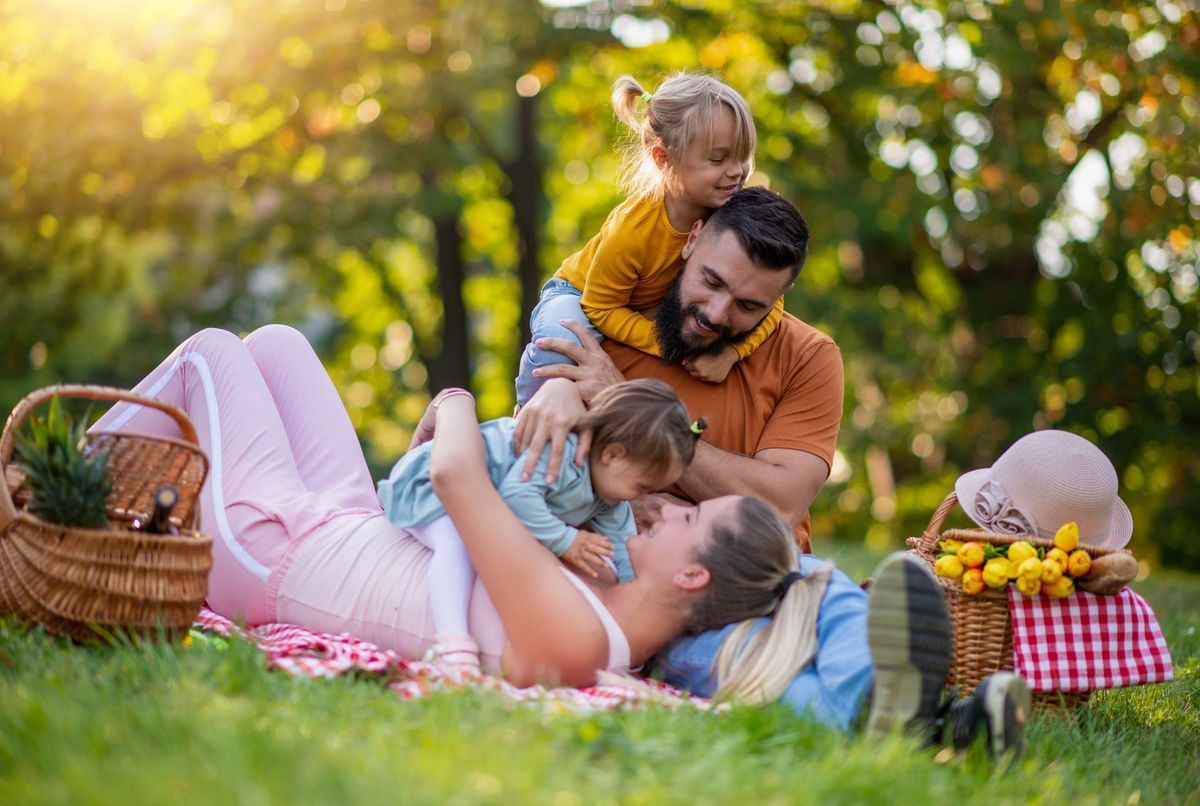Recettes, lecture, jeux… : 10 idées pour un pique-nique réussi avec son enfant