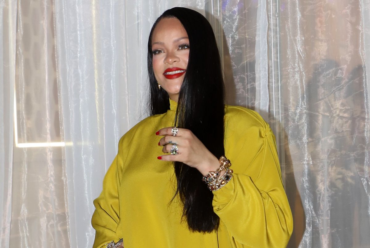 À Mumbai, Rihanna sublime le total look safran avec un jeu de superpositions