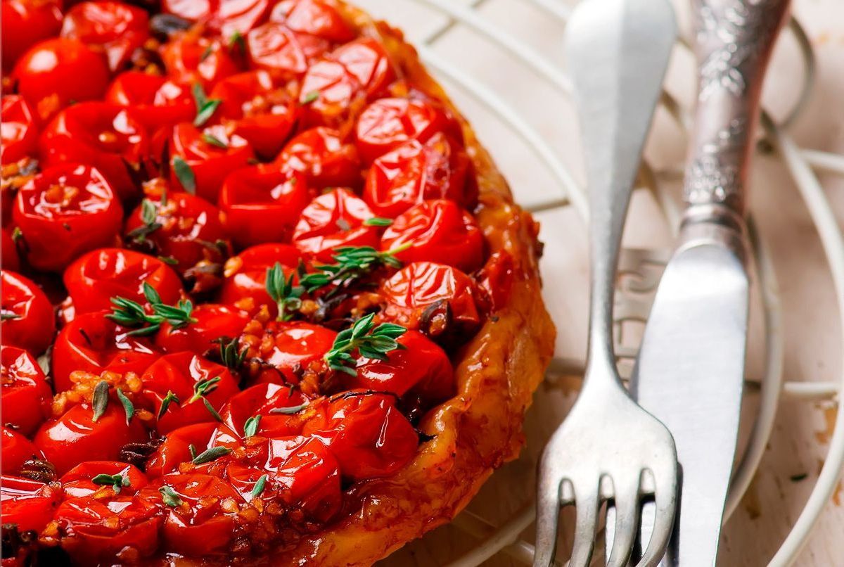 « J’ai testé cette tarte tatin aux tomates cerises et au fromage et elle est devenue mon classique du printemps »