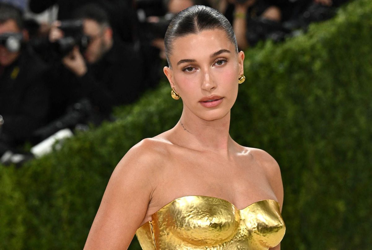 Mango dévoile une collection capsule idéale pour l’été avec Hailey Bieber
