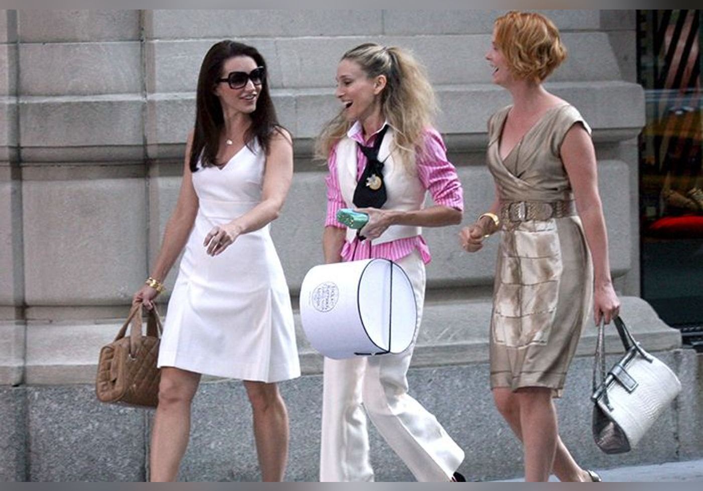 Нью йорк сплетница. Человек в большом городе. Образы саманты джонс. Кэри бредшой с подружками. Где работать в большом городе.