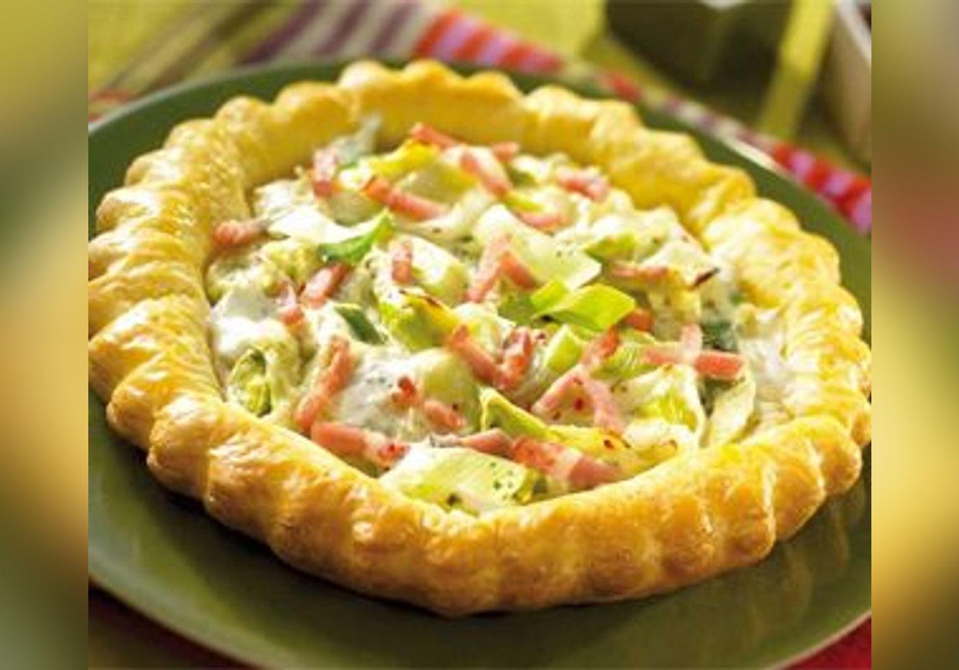 Tarte à la fondue de poireaux, fromage frais et lardons Recette Version Femina