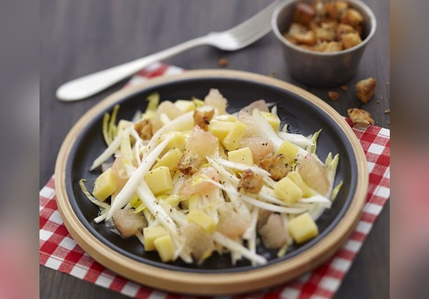 Salade d’endives, beaufort et pamplemousse à la vinaigrette d’agrumes
