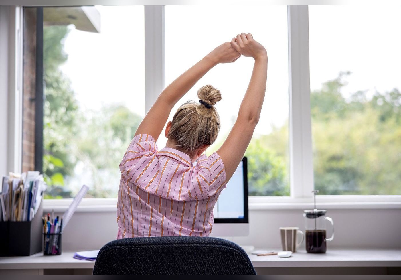 Mal de dos et télétravail : 5 exercices de yoga anti-lombalgie à réaliser à son bureau