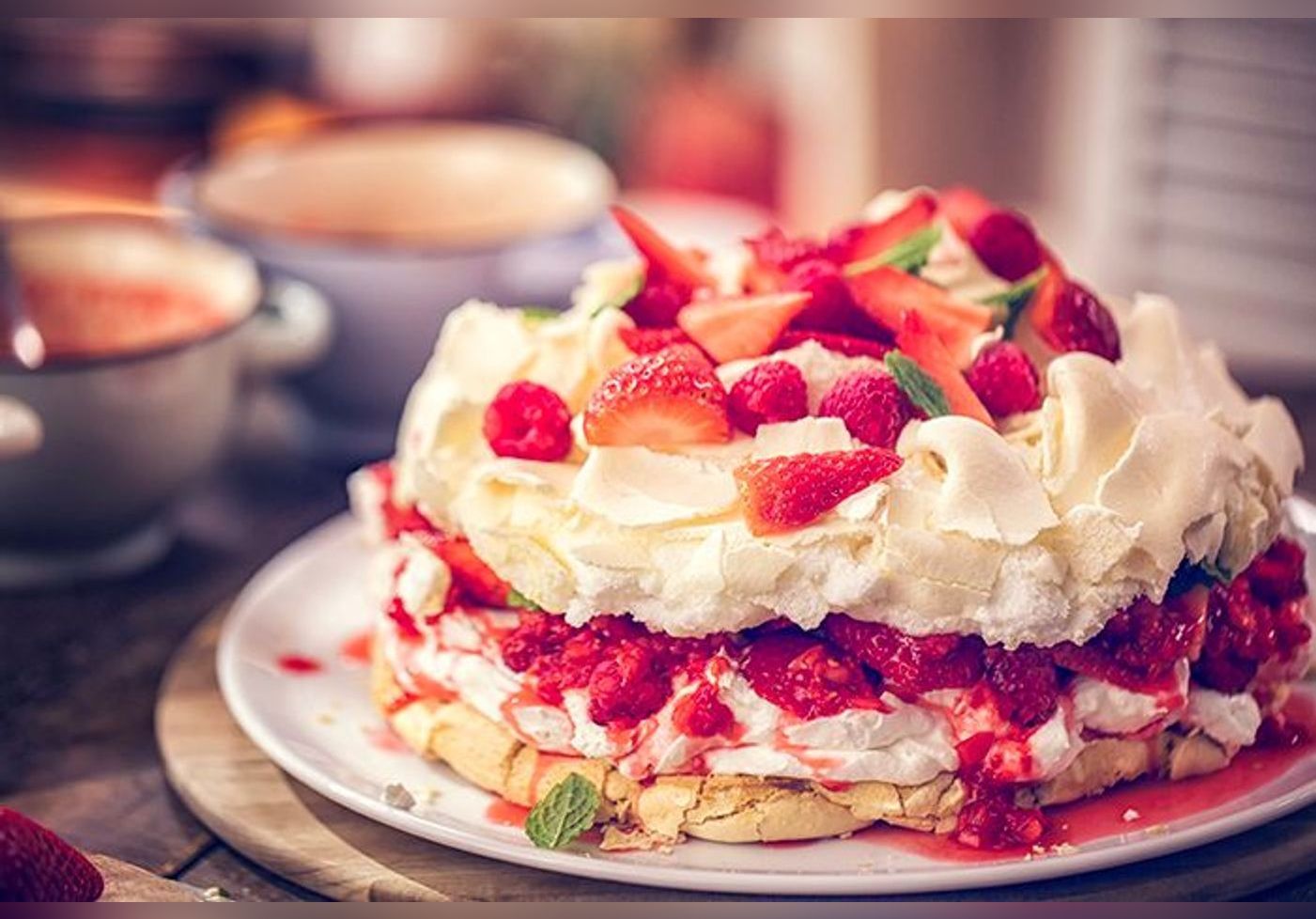 Mercotte Devoile Une Recette De Pavlova Aux Fraises Aussi Aerienne Qu Un Nuage Et Fait Succomber Ses Fans