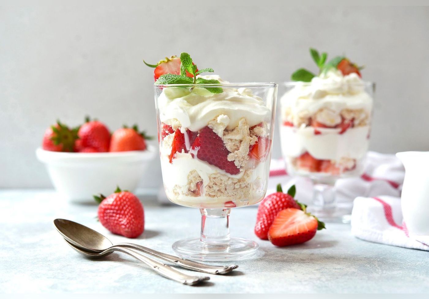 Cyril Lignac Revele Sa Recette De Fraises Et Figues Chantilly Un Dessert Aussi Simple Que Gourmand