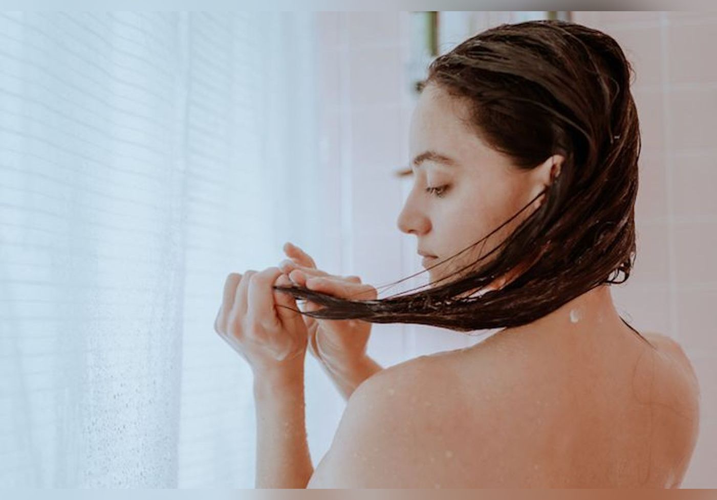 Voici des habitudes quotidiennes à ne plus commettre pour ne pas abîmer vos cheveux !