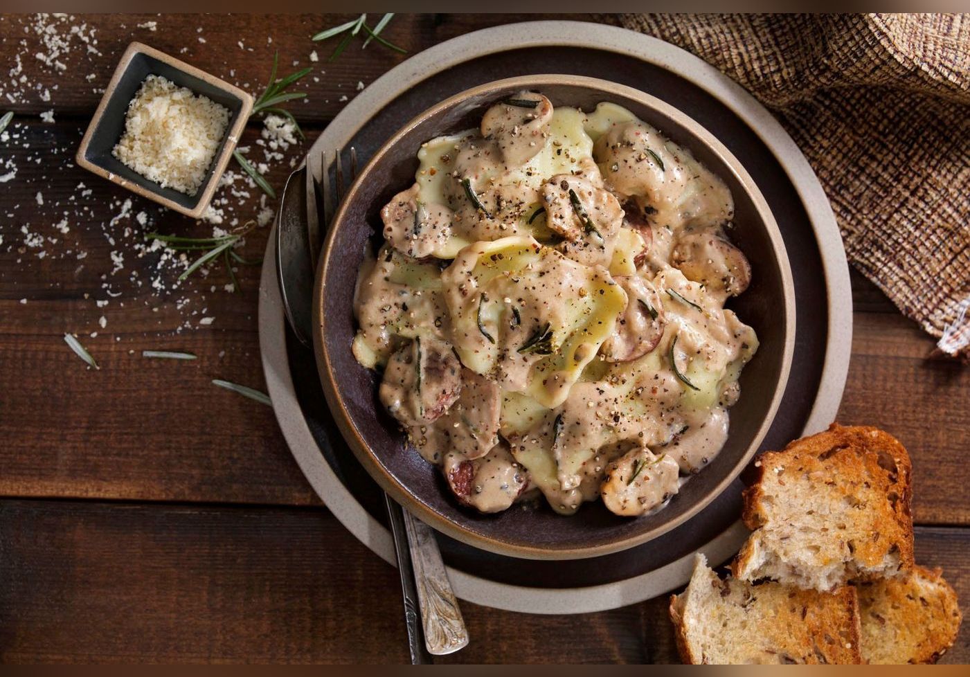 Philippe Etchebest dévoile le secret de son « plat signature », les ravioles aux champignons. Une recette facile à réaliser et incroyablement gourmande.