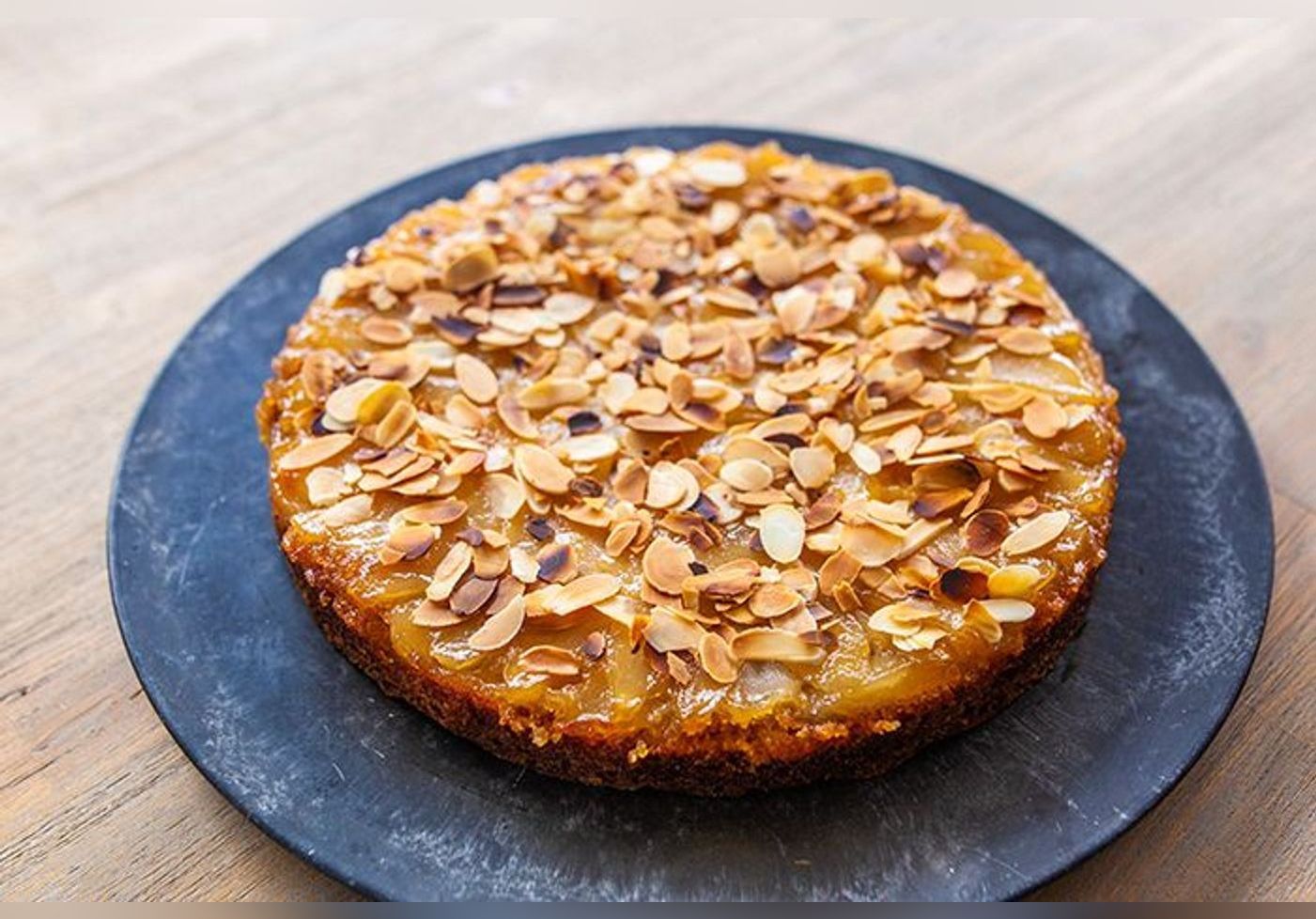 Cyril Lignac Partage La Recette De Son Gateau Aux Amandes Et Griottes Et C Est A Tomber