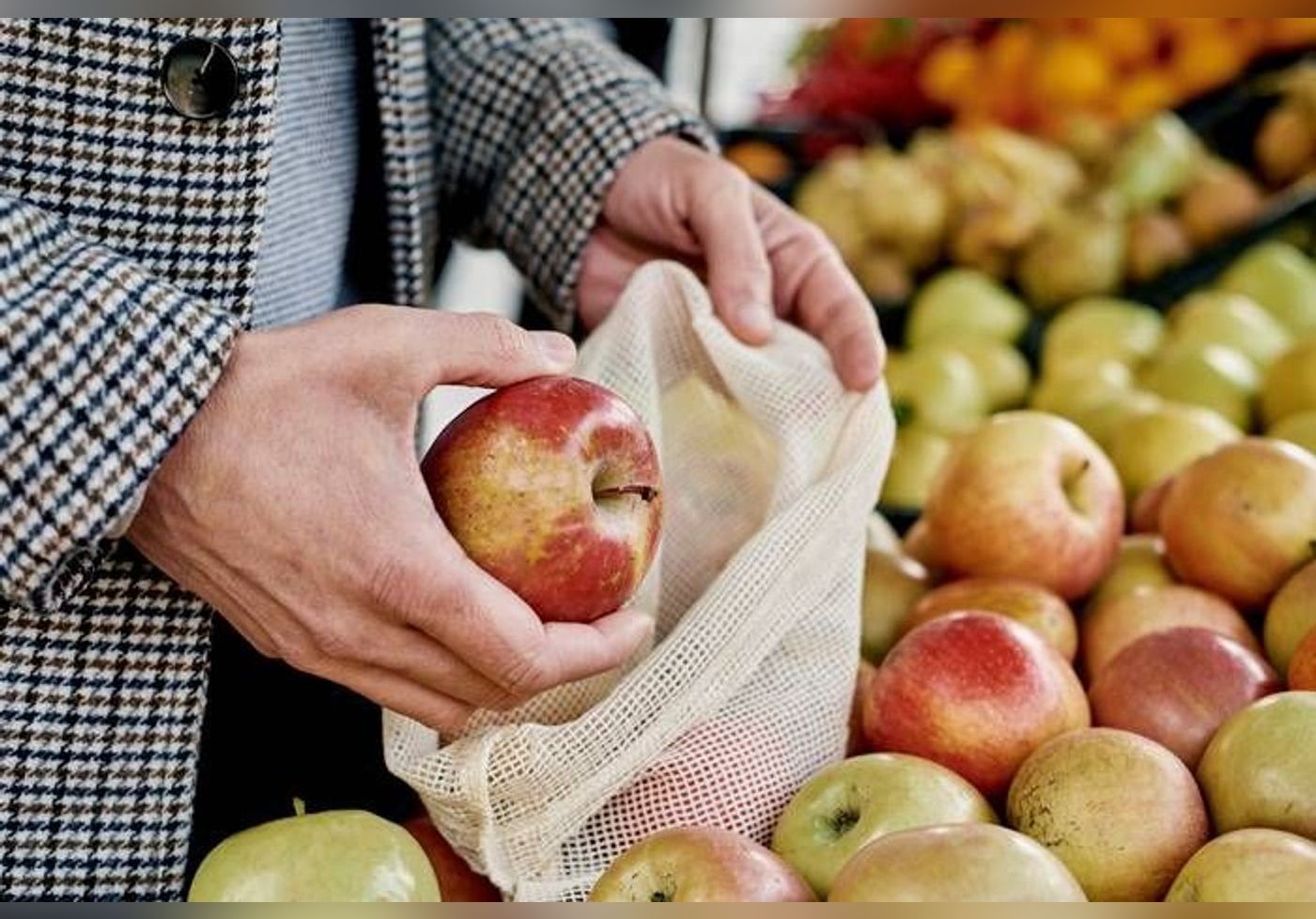 Des traces de pesticides parmi les plus dangereux de plus en plus nombreuses dans les fruits, alerte une ONG