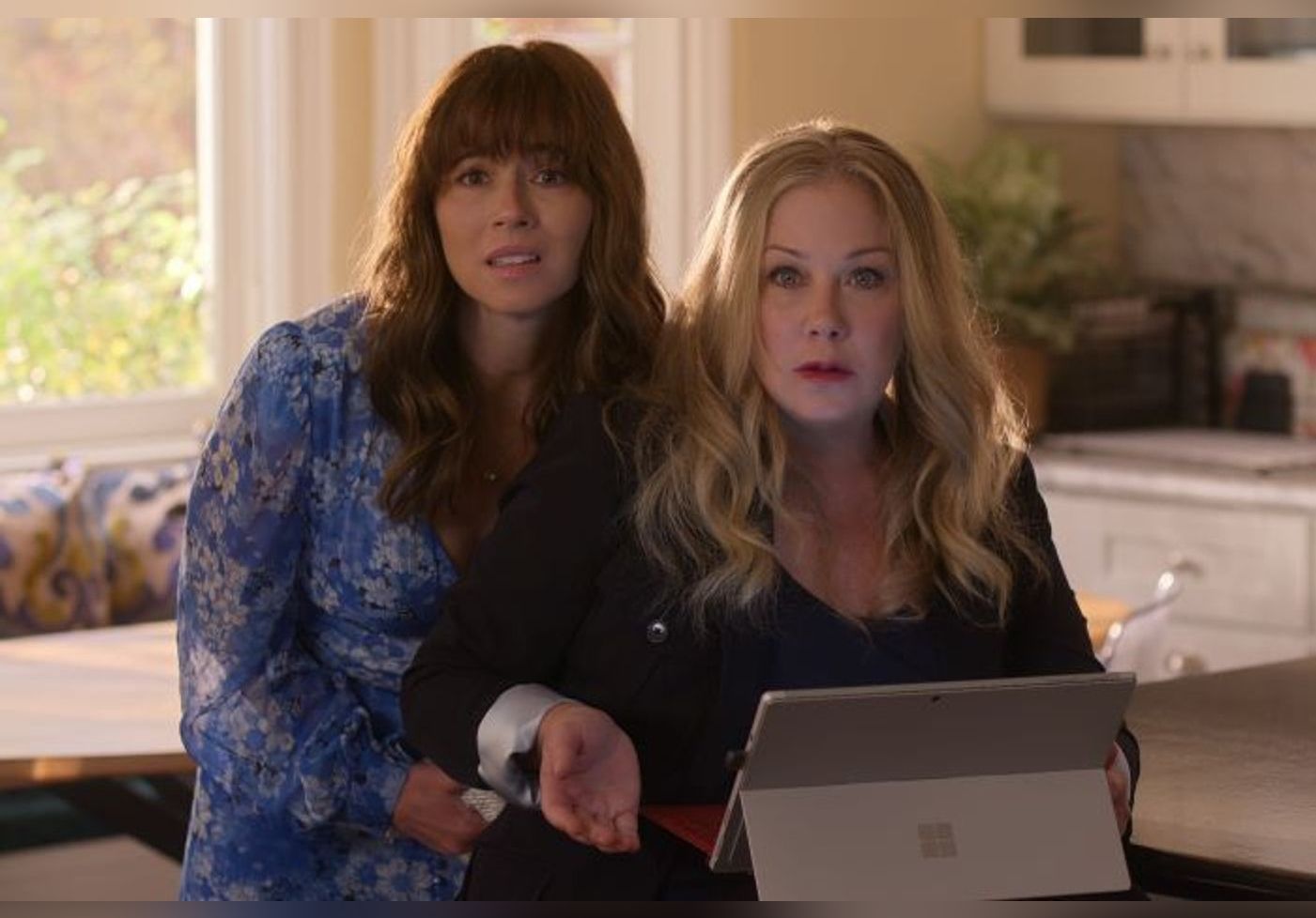 Dead To Me Netflix La Showrunner Explique La Fin De La Saison 3 dead to me netflix la showrunner explique la fin de la saison 3