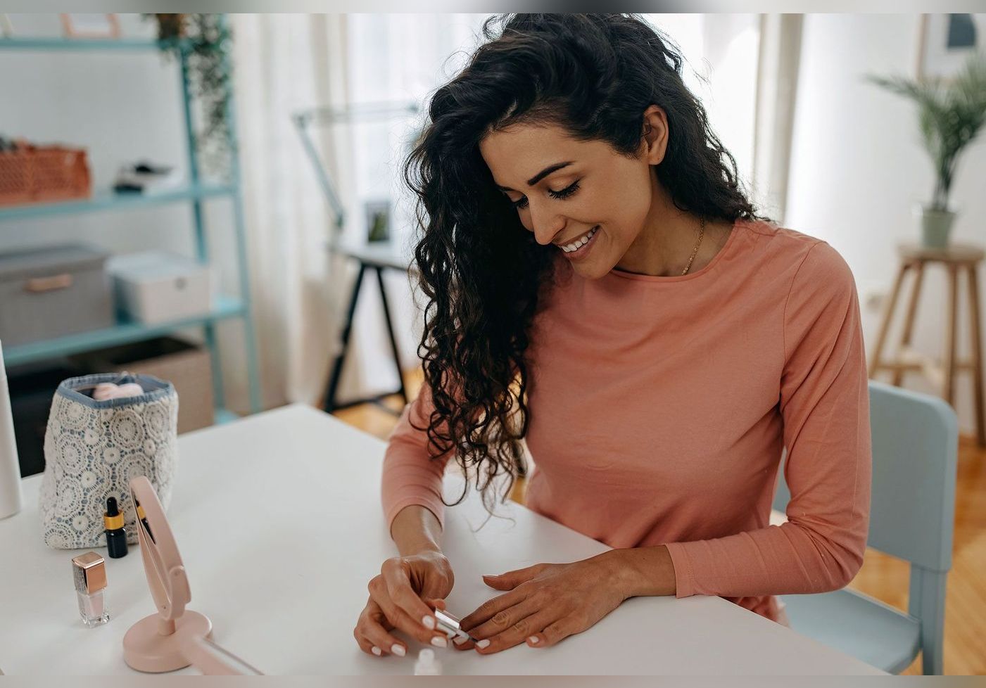 cette réinterprétation de la French manucure sera sur tous les ongles courts l’année prochaine