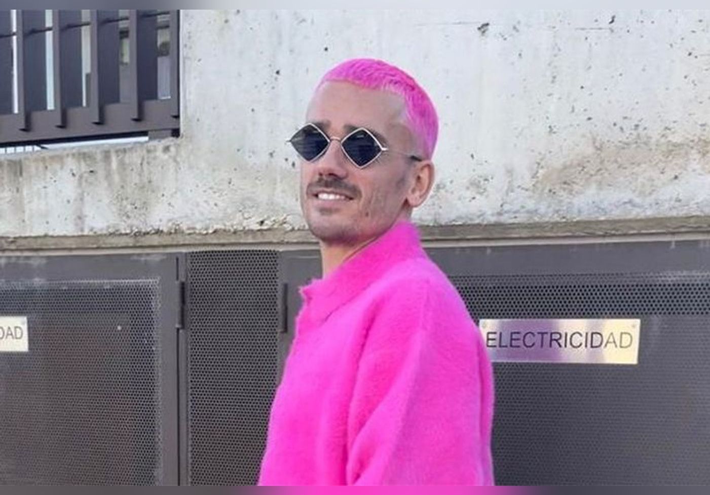 Antoine Griezmann M connaissable Avec Ses Cheveux Roses Voici