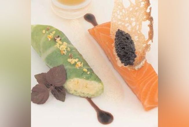 Escalopine de saumon mi-fumé servie tiède, « nem » de chou de printemps et Arënkha