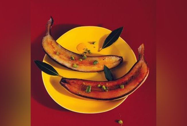 Bananes entières rôties dans leur peau, caramélisées, jus miellé aux pistaches et au citron