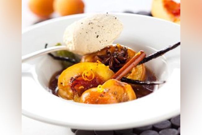 Nectarines et abricots rôtis à la cannelle, vanille, zeste d’orange et poivre noir 