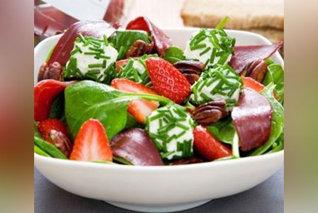 Salade printanière au chèvre frais, pousses d'épinards et fraises