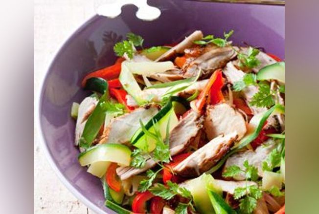 Salade de poulet, tagliatelles de légumes en ratatouille