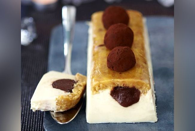 Bûche au chocolat blanc, palets bretons et truffes