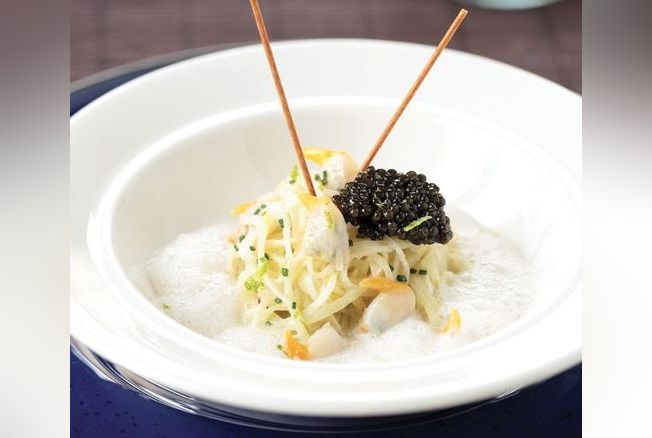 Caviar Akitania Nouvelle Récolte, spaghettis de pomme de terre, nage de coques, coques, écume de Champagne au citron vert