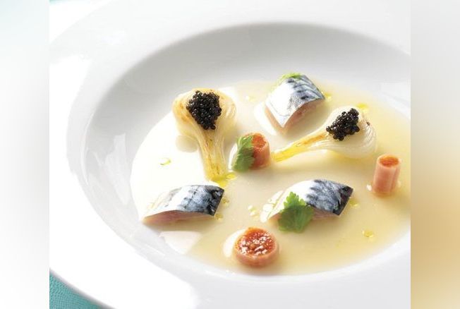 Maquereau poché, caviar Akitania Nouvelle Récolte, oignon nouveau, bouillon de tomate et céleri