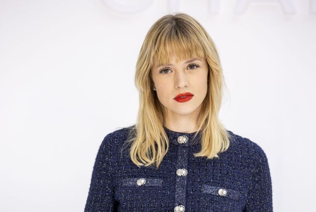 Ang le La Chanteuse Fait Sensation Avec Une Nouvelle Coupe De Cheveux