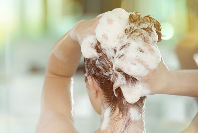 Cheveux : voici pourquoi on devrait ajouter du sucre à notre shampoing lorsqu’on lave notre chevelure