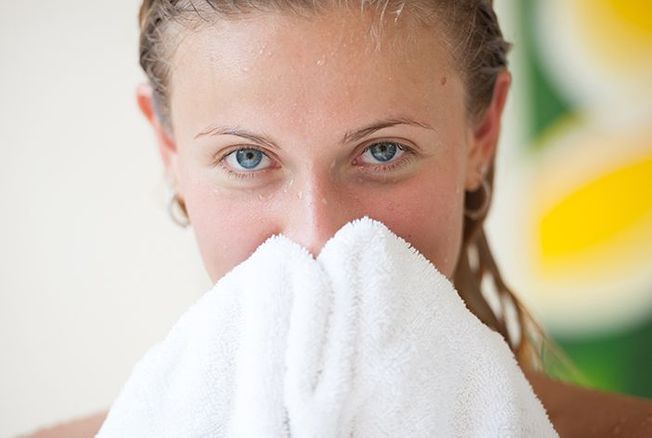 Anti-âge : voici pourquoi il ne faut pas essuyer le visage avec la serviette  de bain