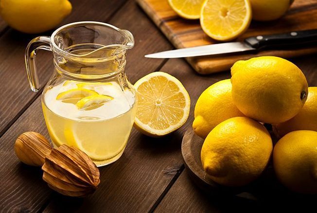 Cette astuce pour extraire tout le jus d’un citron sans le couper et sans que les pépins ne tombent va changer votre vie