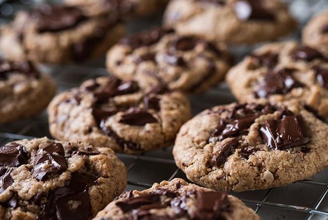 Cette recette de cookies fondants, réalisés en 5 min avec 5 ingrédients, est devenue virale et nous met l’eau à la bouche
