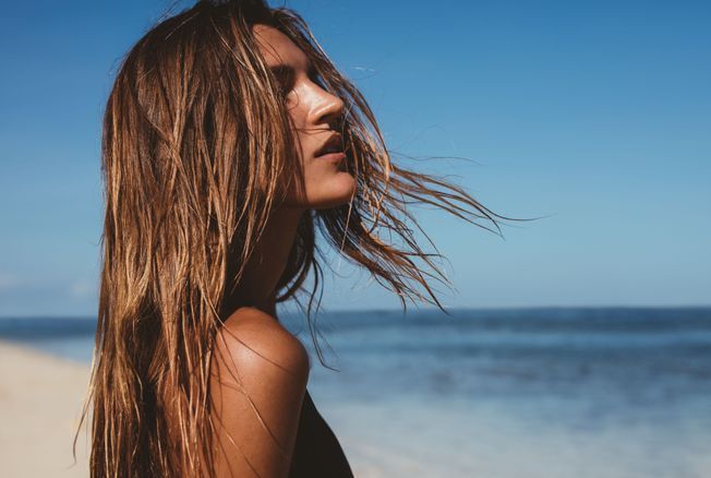 Cheveux : cette astuce fait tenir la coloration plus longtemps en été… Et évite qu’elle dégorge à cause de la mer, du soleil ou de la piscine