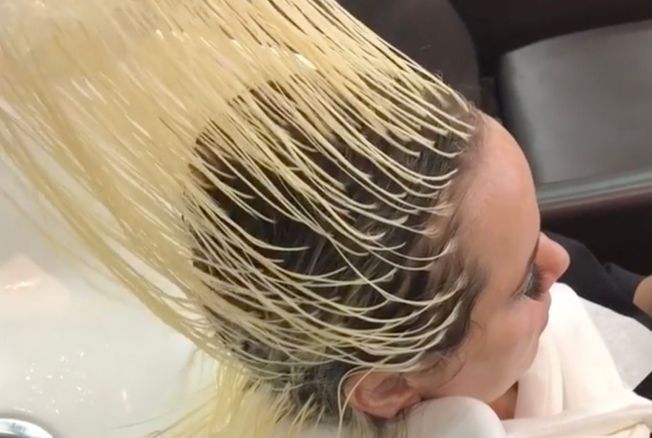 Cheveux : cette technique de coloration des années 90 revient en force pour créer un balayage vintage