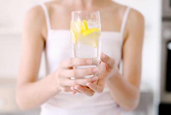 Boire du jus de citron le matin à jeun, bonne ou mauvaise idée ? L'avis d'une naturopathe