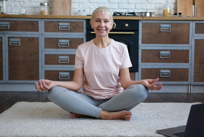 Ménopause : 5 postures de yoga faciles pour mieux la vivre