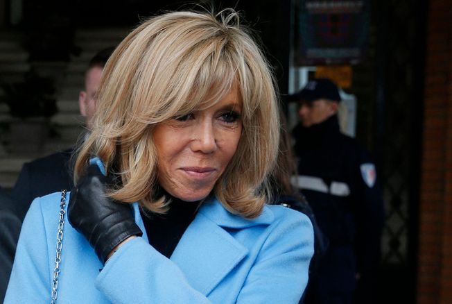 brigitte macron cigarette électronique Quand Emmanuel Macron s'accorde une cigarette – Le Monde du Tabac main image 0
