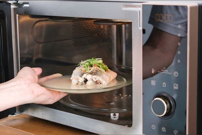 L'erreur à ne pas faire quand on réchauffe un plat au micro-ondes 