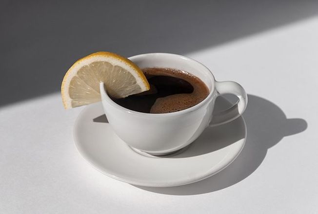Mélanger du jus de citron et du café pour perdre du poids ? Cette boisson « miracle » crée le buzz et attire l’attention des scientifiques
