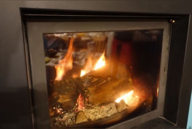 Comment nettoyer la vitre de la cheminée ? 6 idées flambant neuves pour  changer des cendres de bois