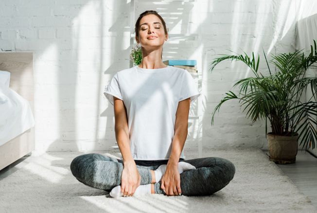 Morning routine : la séance express d'un professeur de yoga pour être de bonne humeur le matin