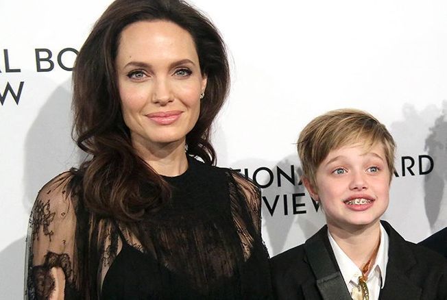 Angelina Jolie : sa fille, Shiloh, porte une robe pour la première fois… Elle dit adieu aux costards et se dévoile comme jamais