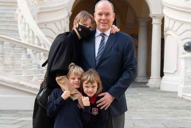 La princesse Charlene est enfin rentrée à Monaco ! Ses premiers mots, premières photos, et premiers câlins en famille