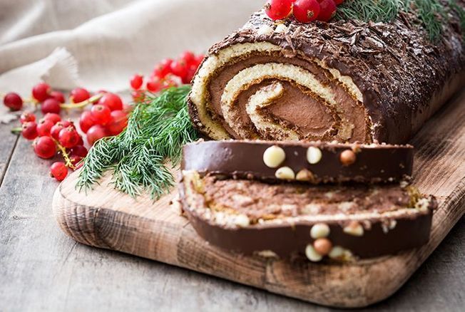 Recettes maison - Bûche de Noël en chocolat Ingrédients: *Pour la plaque à  chocolat - 5 œufs - 150 g de sucre normal - 80 g de farine de blé  pâtissière 