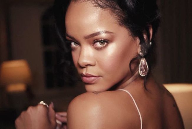 Rihanna enceinte et sans maquillage… Elle dévoile une photo intime de sa grossesse et de son ventre arrondi
