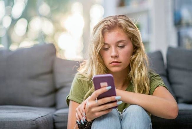 L'utilisation des réseaux sociaux aggrave-t-elle les tics chez les adolescents ?